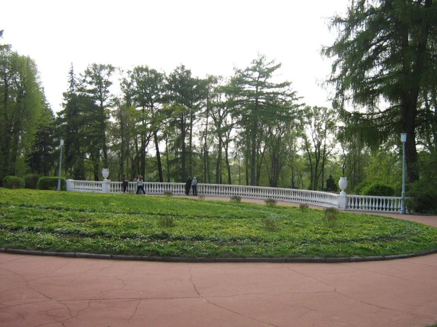 Grüne Parkanlage mit weißer Balustrade in Moskau