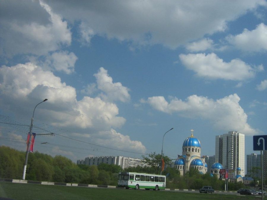 Bus vor einer Kirche mit blauen Kuppeln in Moskau